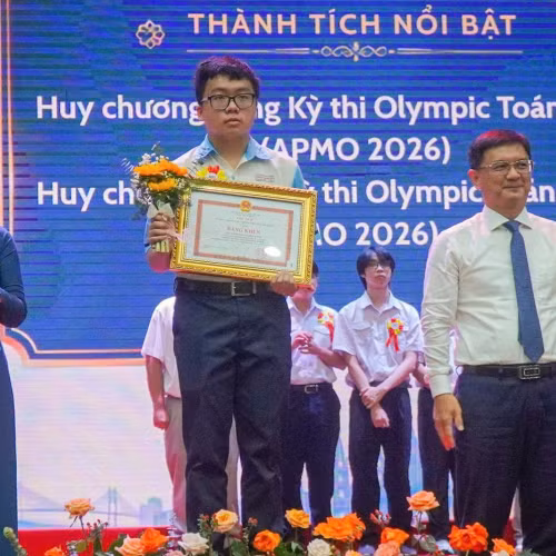 Hành trình chinh phục huy chương Olympic Toán Quốc tế của nam sinh Năng Khiếu