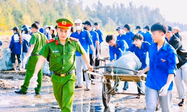 Tuổi trẻ Nghệ An đổi rác lấy cây, làm sạch biển