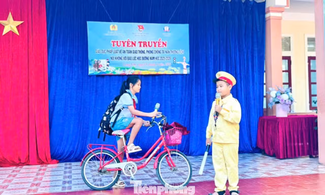 Thiếu nhi đóng vai cảnh sát tuyên truyền an toàn giao thông
