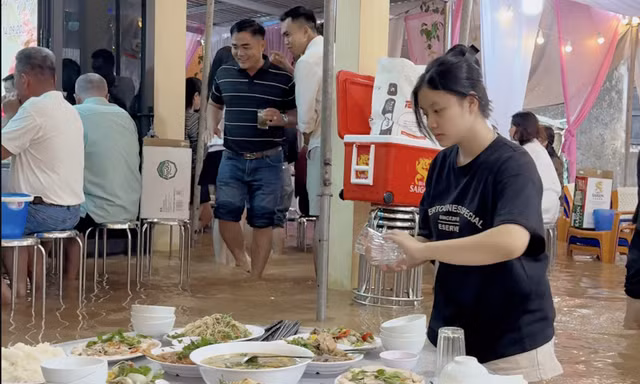 Lội nước ngang đầu gối ăn cưới giữa nước lũ