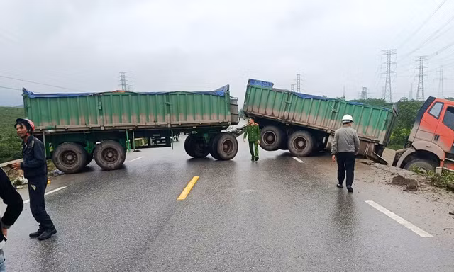 Va chạm với xe đầu kéo, hai người phụ nữ đi xe máy tử vong