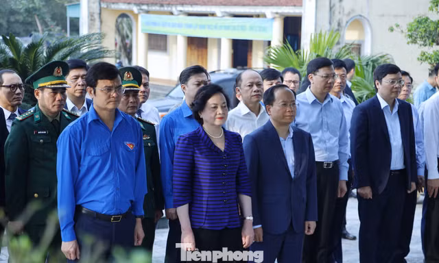 Phó Thủ tướng Phạm Thị Thanh Trà dâng hương tại khu tưởng niệm Lý Tự Trọng