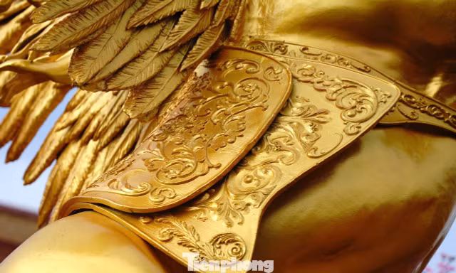 Linh vật ngựa vàng cao 2 m 