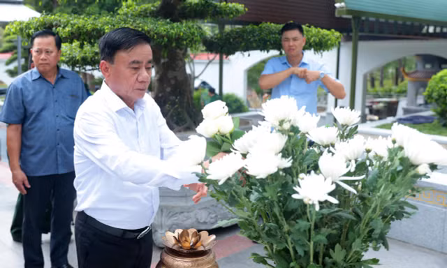 Thường trực Ban Bí thư Trần Cẩm Tú dâng hương tại Ngã ba Đồng Lộc