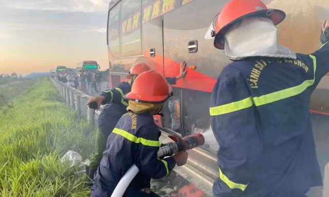 Xe khách giường nằm bốc cháy trên cao tốc Bắc – Nam, hơn 30 người thoát nạn