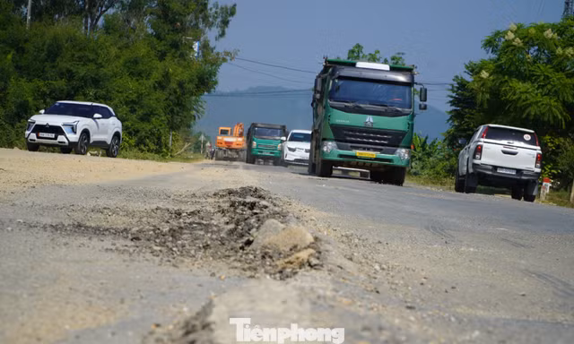 Bất an trên tuyến đường ‘oằn mình’ gánh xe tải