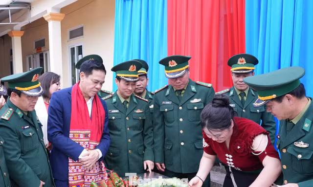 'Xuân Biên phòng ấm lòng dân bản' lan tỏa hơi ấm Tết nơi phên dậu Tổ quốc