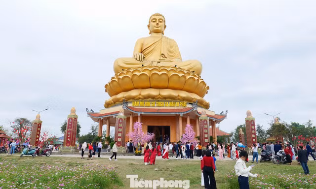 Cầu an dưới chân tượng Phật lớn nhất Bắc Trung Bộ