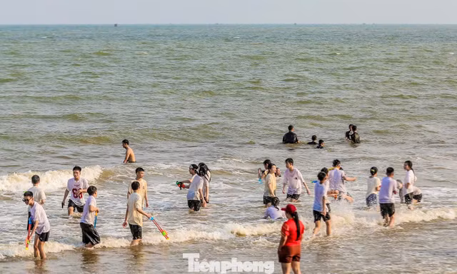 Rốt ráo 'thay áo' cho bãi biển Sầm Sơn 
