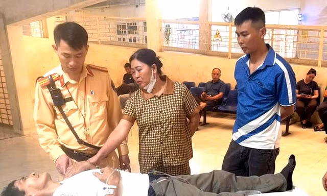 CSGT Thanh Hoá 'mở đường' đưa người đàn ông đột quỵ đến bệnh viện