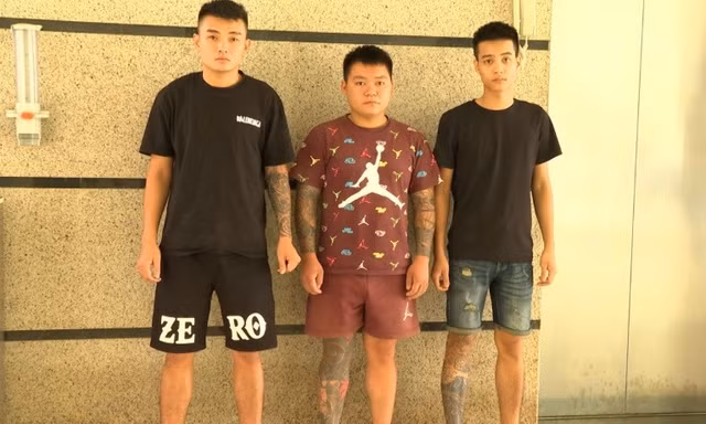 Dàn cảnh va quệt xe để cưỡng đoạt tiền 
