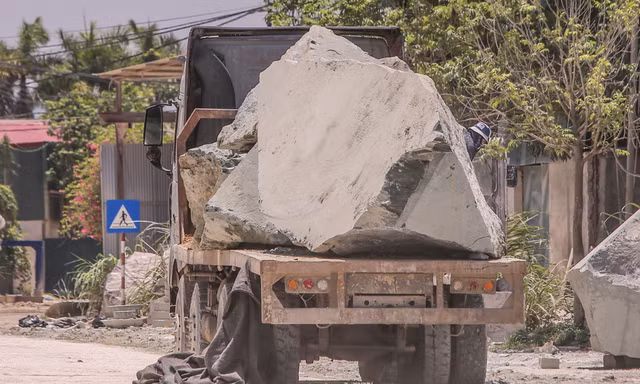 Sẽ xử lý nghiêm xe Howo chở đá ‘khủng’, nghênh ngang trên quốc lộ ở Thanh Hóa