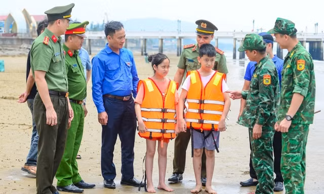Công an, thanh niên xuống biển, về trường dạy kỹ năng thoát đuối nước dịp hè