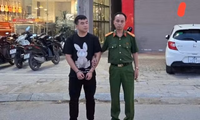 Tạm giữ tài xế taxi hành hung nam shipper giữa đường