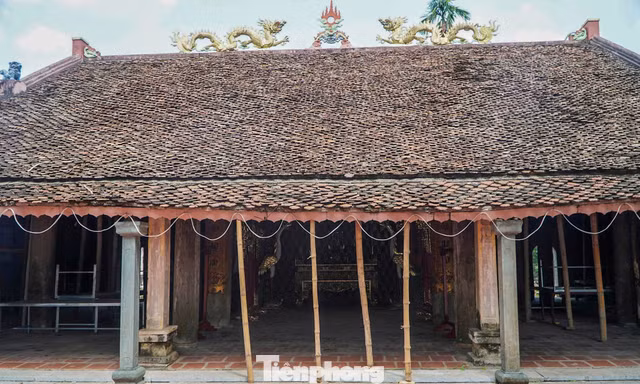 'Chống nạng' tre cho ngôi đình cổ trăm năm tuổi