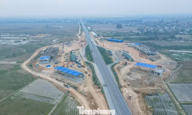 Cảnh đối lập trên các dự án trạm dừng nghỉ qua các tỉnh miền Trung