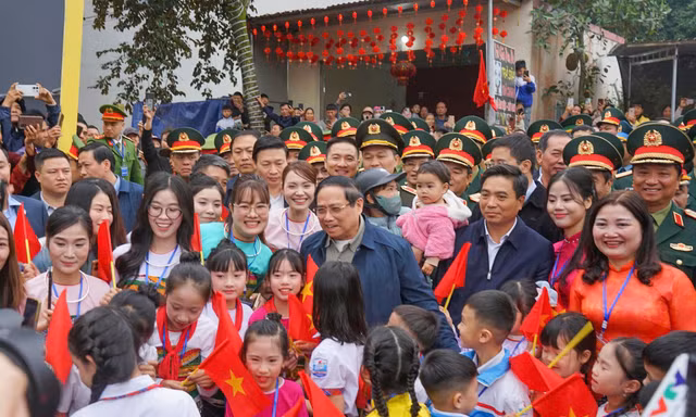 Thủ tướng Phạm Minh Chính dự lễ khởi công trường liên cấp ở Thanh Hóa