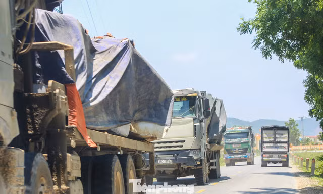 Khiếp vía xe Howo chở đá 'khủng', nghênh ngang trên quốc lộ ở Thanh Hóa