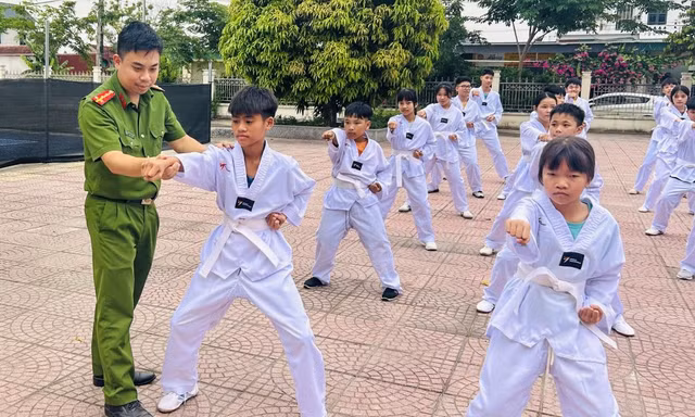 Công an xã mở lớp võ miễn phí cho trẻ em