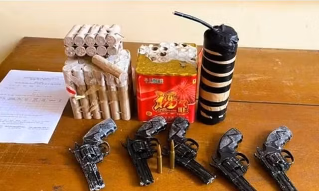 Số tang vật được người dân nhặt được, giao nộp cho công an.