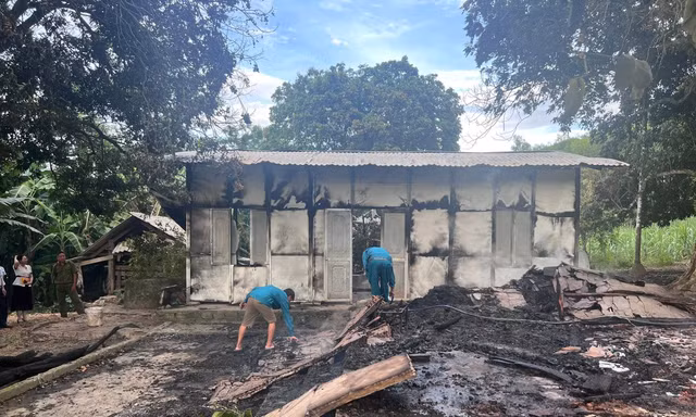 Cùng lúc cháy 2 căn nhà giữa nắng nóng, ông và hai cháu nhỏ bỗng chốc trắng tay