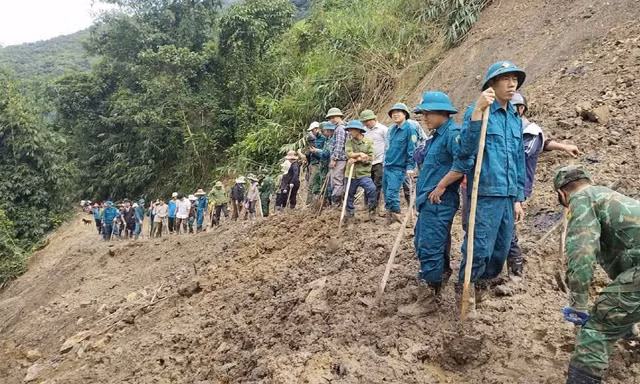 Giúp dân mở đường sau bão lũ