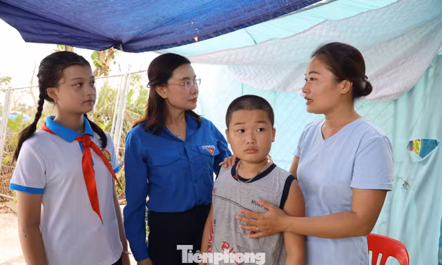 Bí thư T.Ư Đoàn trao quà, thăm hỏi người dân bị thiệt hại sau bão ở Nghệ An