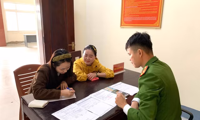 Tài khoản bất ngờ nhận tiền tỉ, người phụ nữ trình báo công an