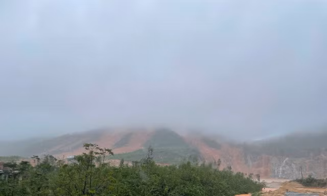 Sạt lở núi nghiêm trọng vùi lấp nhiều trang trại ở Hà Tĩnh