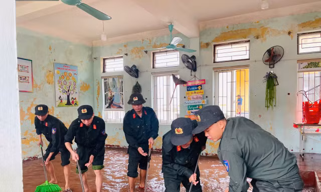 Bộ đội, công an hỗ trợ người dân Hà Tĩnh dọn dẹp sau lũ