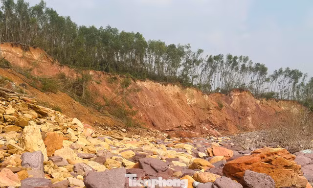 Hạ tràn xả lũ hồ Kẻ Gỗ sạt lở, cuốn trôi nhiều diện tích đất