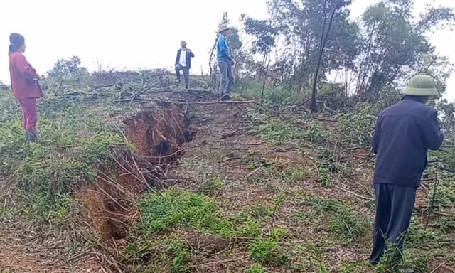 Cấm đường, sơ tán dân khi đồi xuất hiện vết nứt dài hàng trăm mét