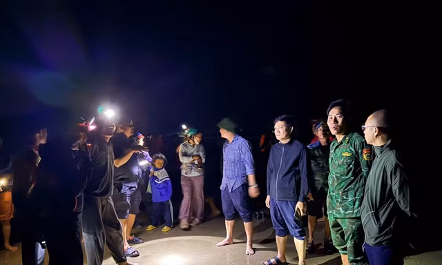 Thuyền đánh cá chở 2 cha con bị lật, một người mất tích 