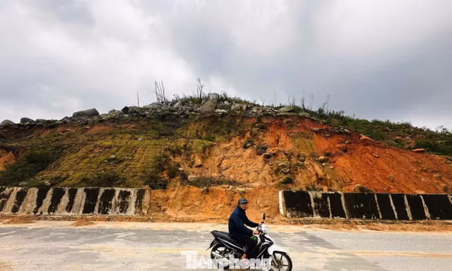 Đường ven biển nghìn tỷ tê liệt nhiều ngày vì sạt lở
