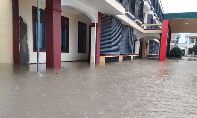 Hơn 18.000 học sinh Hà Tĩnh chưa thể đến trường do mưa lũ