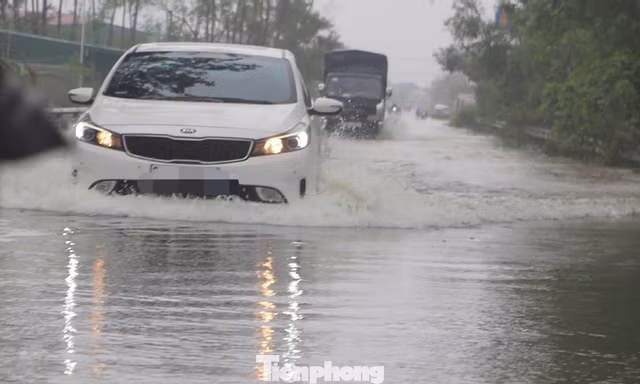 Đường ngập sâu, ô tô bơi trong nước lũ