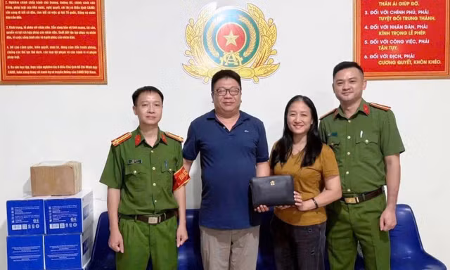 Nữ thiếu tá công an trả lại túi xách gần 400 triệu cho người đánh rơi