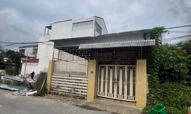 Giải cứu người đàn ông khóa trái cửa phòng ngủ với 3 bình gas đã mở van