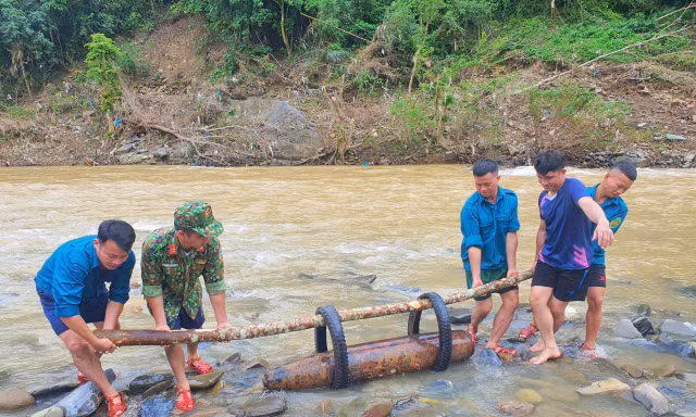Trục vớt quả bom nặng 2,5 tạ dưới lòng sông