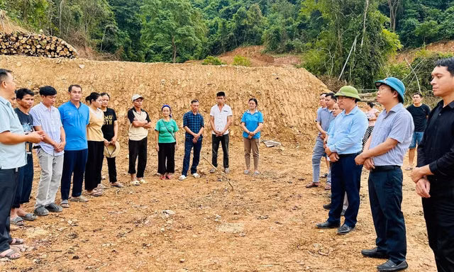 Người dân vùng lũ ở Nghệ An vui mừng được xây nhà mới