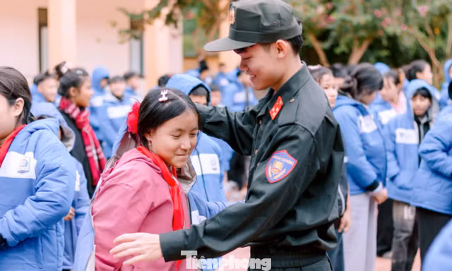 Tuổi trẻ Trung đoàn CSCĐ Bắc Trung Bộ ‘sưởi ấm mùa Đông’ ở vùng cao xứ Nghệ