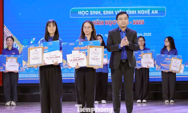 Hai nữ sinh giành giải Nhất Olympic Tiếng Anh