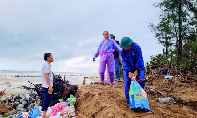 Hơn 200 người 'vá đê biển' phòng chống bão Bualoi