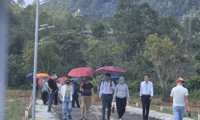 Nhiều người có mặt tại khu đất nền được rao bán là "dự án" ở xã Toàn lưu để xem, tham khảo.