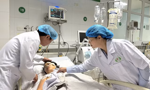 Nữ điều dưỡng Nguyễn Thùy Trang bị thương nặng nhất với nhiều nhát dao vào mặt, cổ, ngực, lưng.