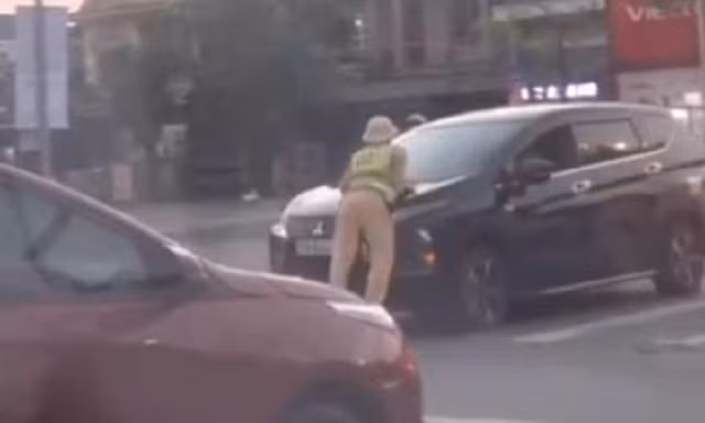 CLIP: Ô tô lao nhanh khi một cảnh sát giao thông bám trên nắp capo