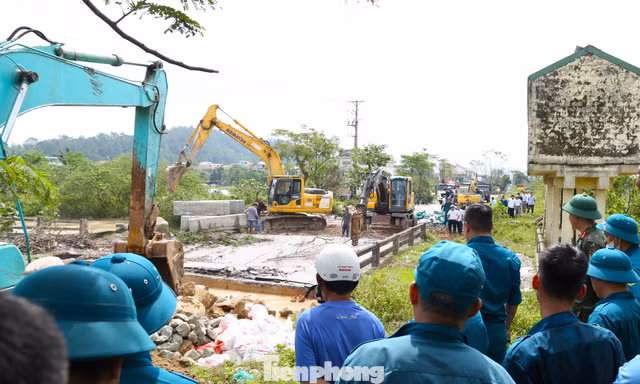 Hàng trăm người nỗ lực ‘vá’ bờ sông Vinh 
