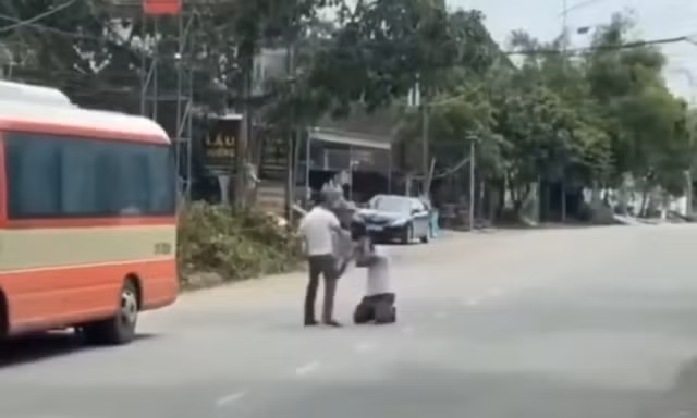 CLIP: Tài xế xe buýt bị hành khách bắt quỳ gối, dùng thắt lưng đánh tới tấp