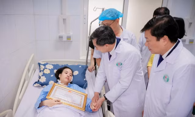 Tặng bằng khen cho 1 tập thể, 8 cá nhân thuộc Bệnh viện Sản Nhi Nghệ An dũng cảm bảo vệ bệnh nhân