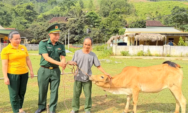 Trao sinh kế, khơi dậy ý chí thoát nghèo